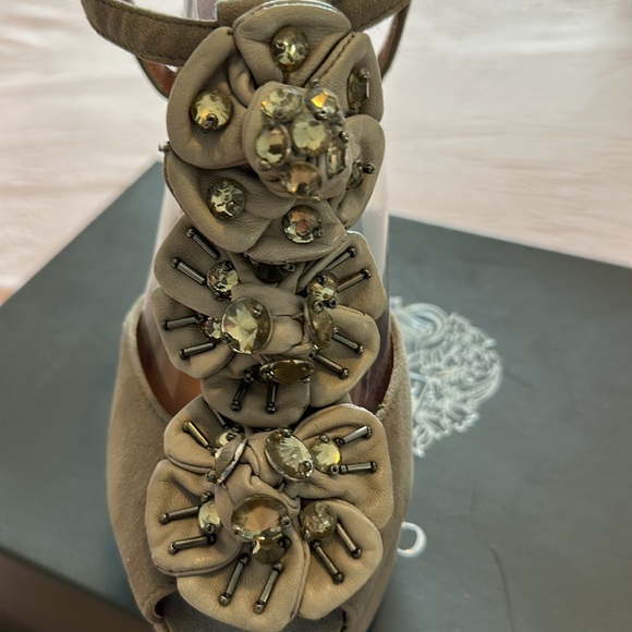 Gorgeous Vince Camuto Heels - Picture 7 of 7